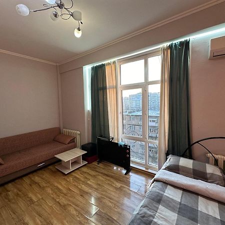 1-Room Apart. 21 On Usenbaeva 52 Near Eurasia Shopping Center Бішкек Екстер'єр фото