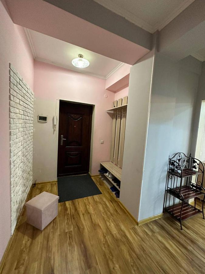 1-Room Apart. 21 On Usenbaeva 52 Near Eurasia Shopping Center Бішкек Екстер'єр фото